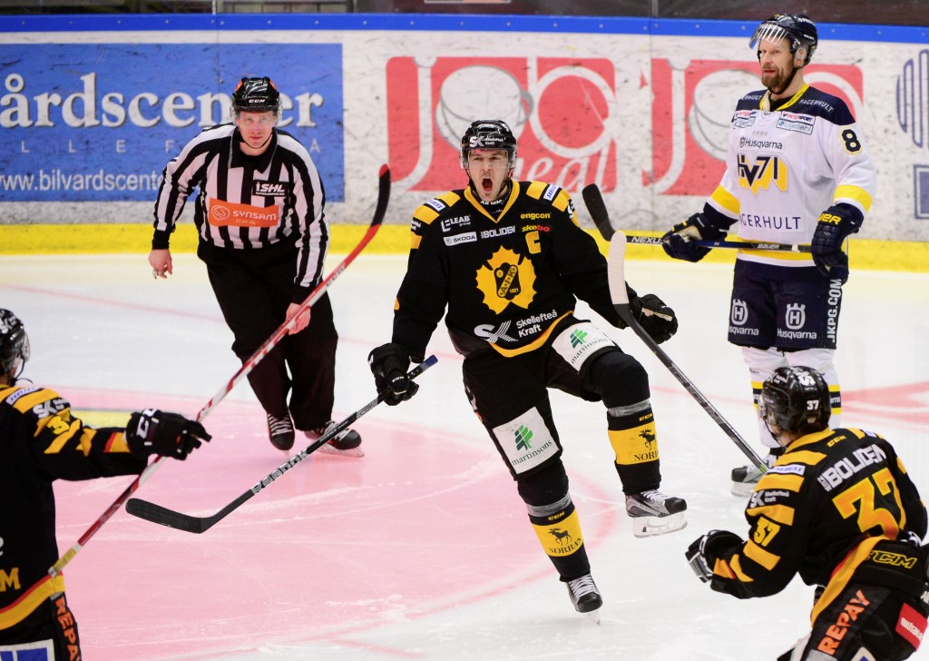 Skellefteås Jimmie Ericsson jublar efter att ha avgjort i sudden death med 5-4 målet.Foto Robert Granström / TT